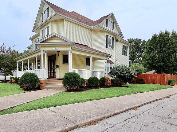3rd image of 702 W Hickory St