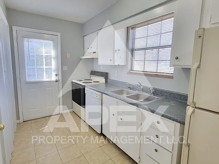 2028 Woodrow Dr — Photo 9