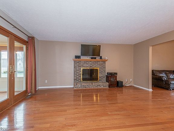 4th image of 9740 Woodhurst Dr