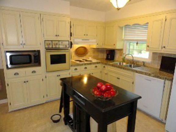 4th image of 108 Comer Ave