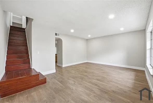 7318 NW 75th St — Photo 2