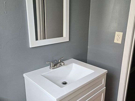 5th image of 1914 48th St E APT B