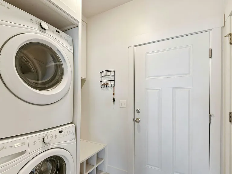 322 N 240 E — Photo 11