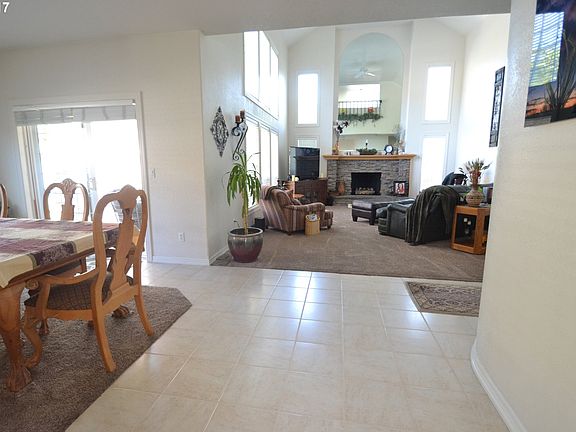 4th image of 756 NE Cambrey Ct