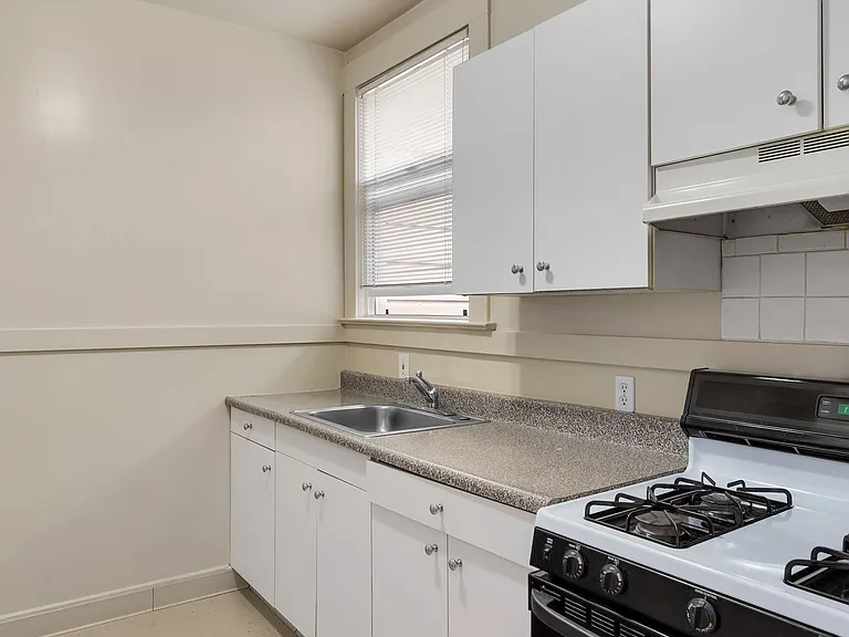 2350 Van Ness Ave #7 — Photo 10
