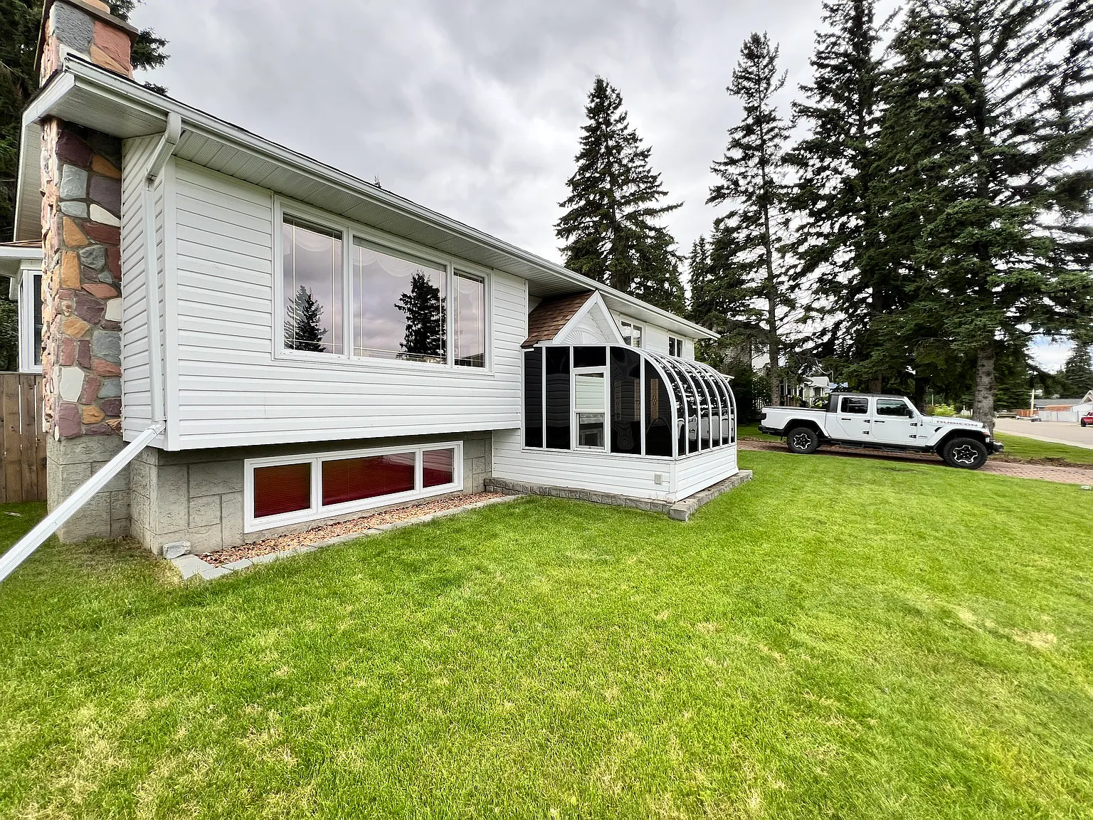 206 Pine Avenue — Photo 2