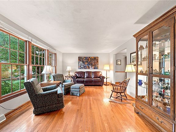 5th image of 35 Weller Dr