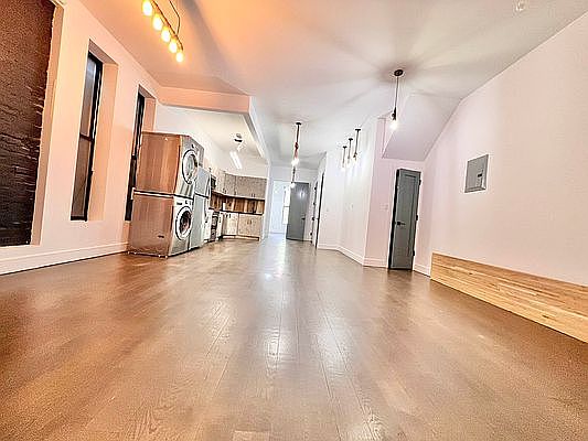 4th image of 498 Clinton Ave #1R