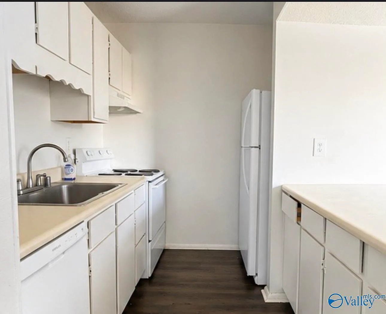 2 bed, 1.5 bath, 900 sqft, $895 — Photo 3