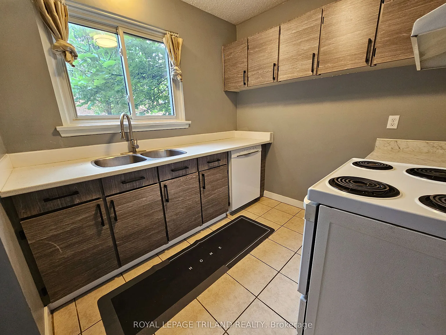 3 bed, $2,200 — Photo 2