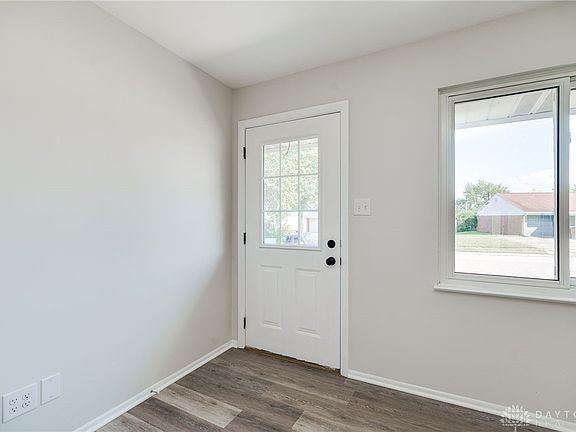 5th image of 233 Woodridge Dr
