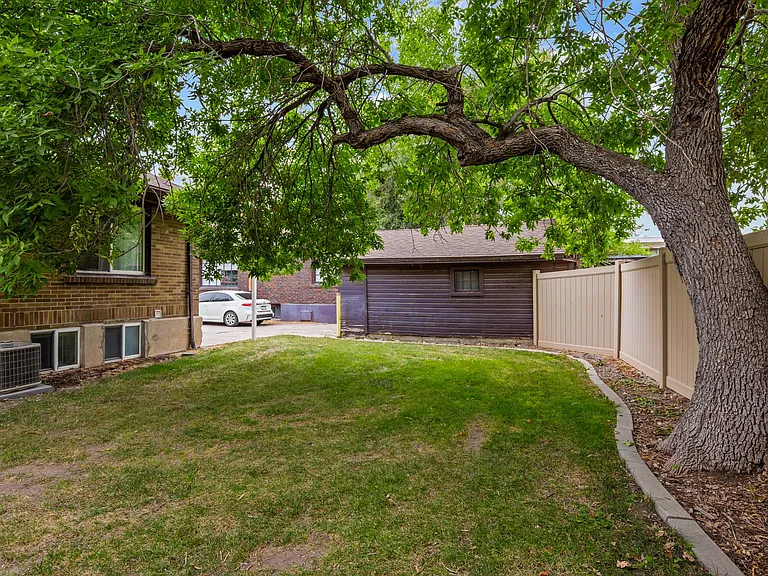 137 E 600 N — Photo 23