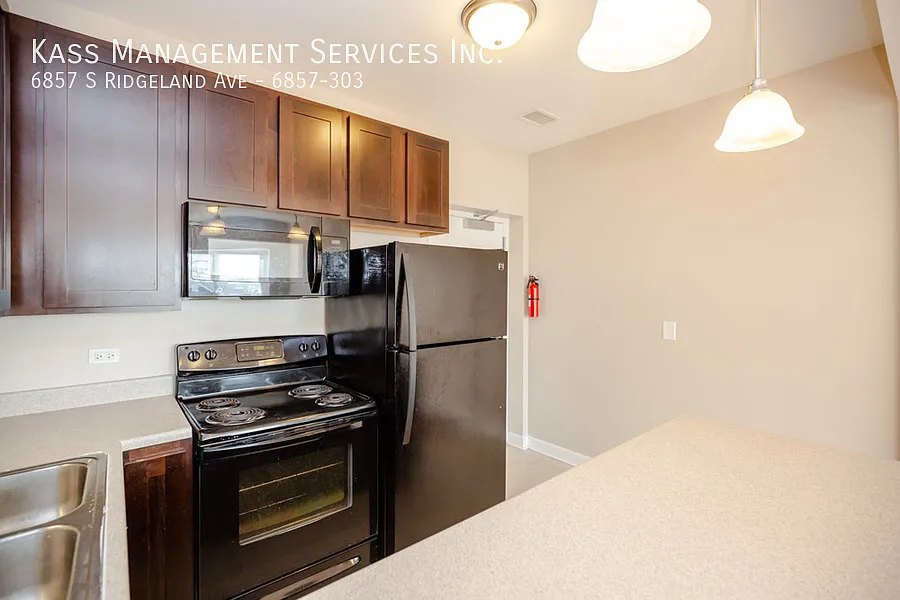 6857 S Ridgeland Ave #303