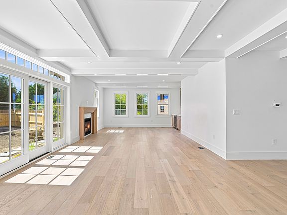 3rd image of 18 Honeysuckle Dr