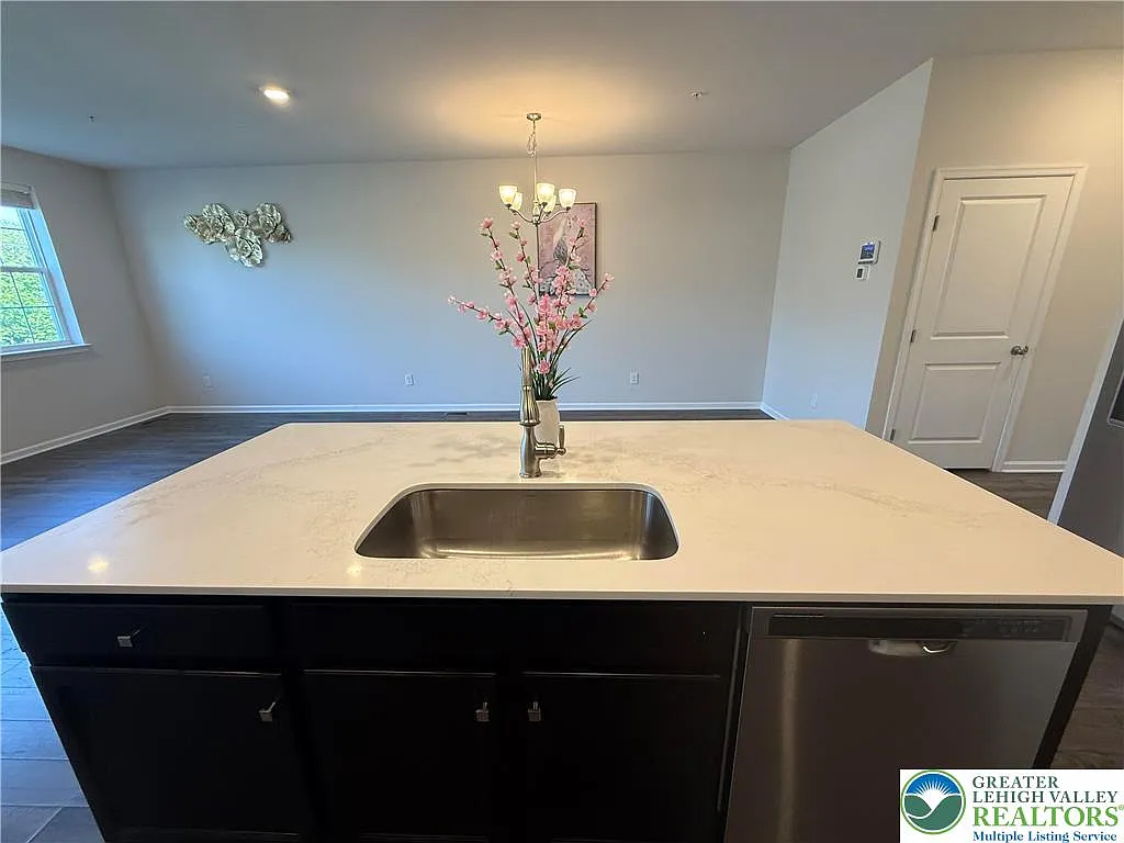 3 bed, 2.5 bath, 2717 sqft, $2,800 — Photo 4