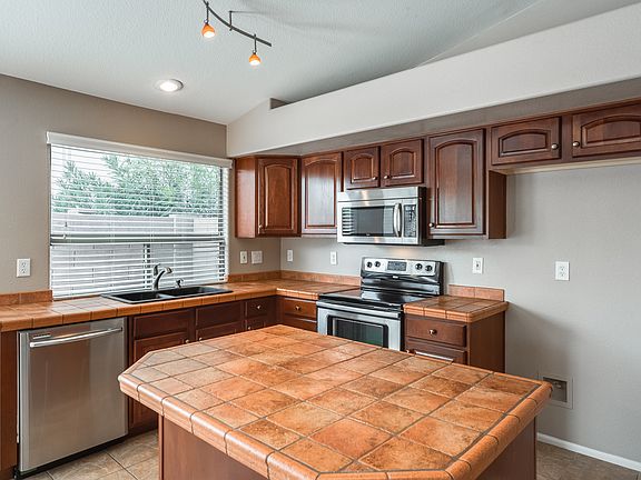 2nd image of 813 E Lovegrass Dr