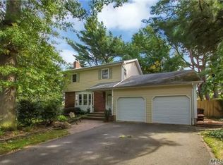 8 Martha Ct, Centerport, NY 11721