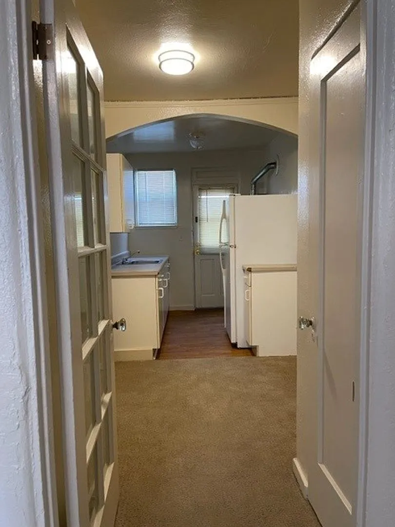 Quaint Studio, Freshly Painted, in Central Berkeley — Photo 3