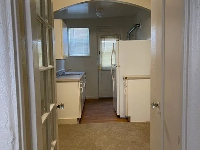 Quaint Studio, Freshly Painted, in Central Berkeley — Photo 3