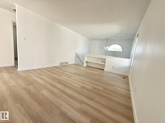 3rd image of 72 Aspenglen Pl