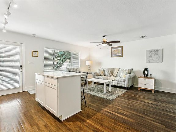3rd image of 2833 Saint Charles Ave APT 2