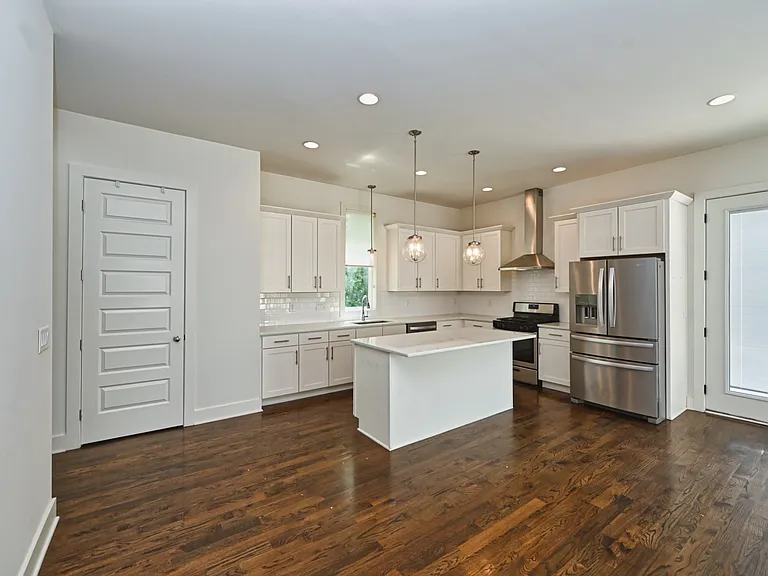 407B Moore Ave — Photo 8