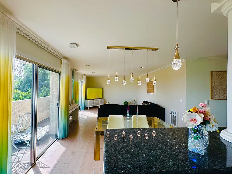 8400 De Longpre Ave #0 — Photo 3