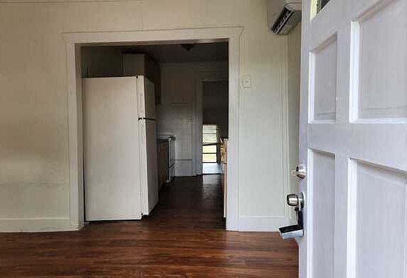 5th image of 3616 E Grove St