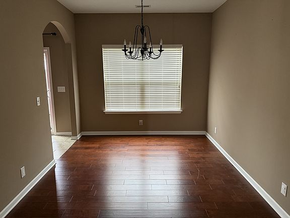 5th image of 100 Abbey Ln