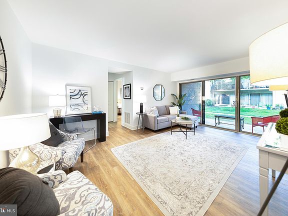 2nd image of 15 Canterbury Sq APT 101