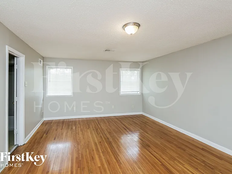 2097 Meadowview Ln — Photo 8