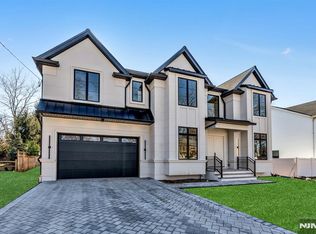 196 Mayfair Rd, Paramus, NJ 07652