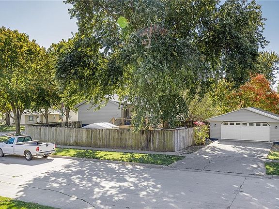 2nd image of 1119 Holly Dr