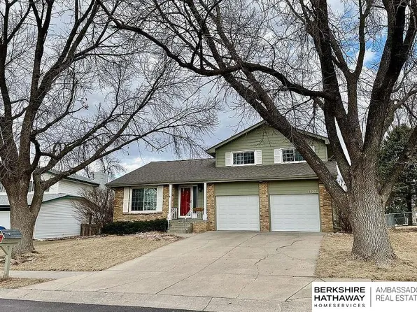 1523 Applewood Dr, Papillion, NE 68133