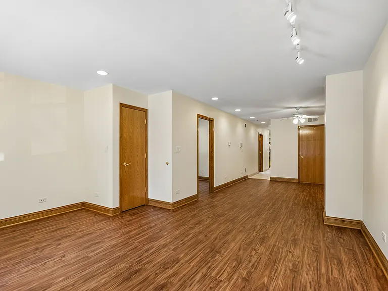 1354 W George St #1 — Photo 6