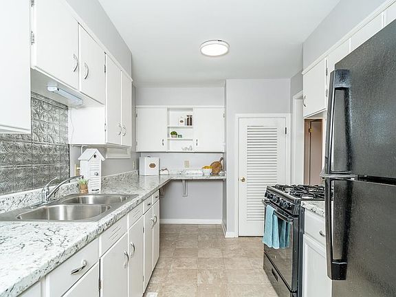 3rd image of 2515 S Sharlaine Dr