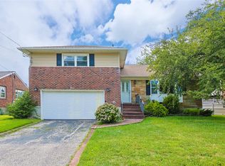 11 Driftwood Dr, Glen Cove, NY 11542