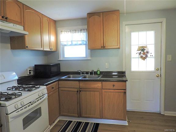 3rd image of 229 Beale Ave