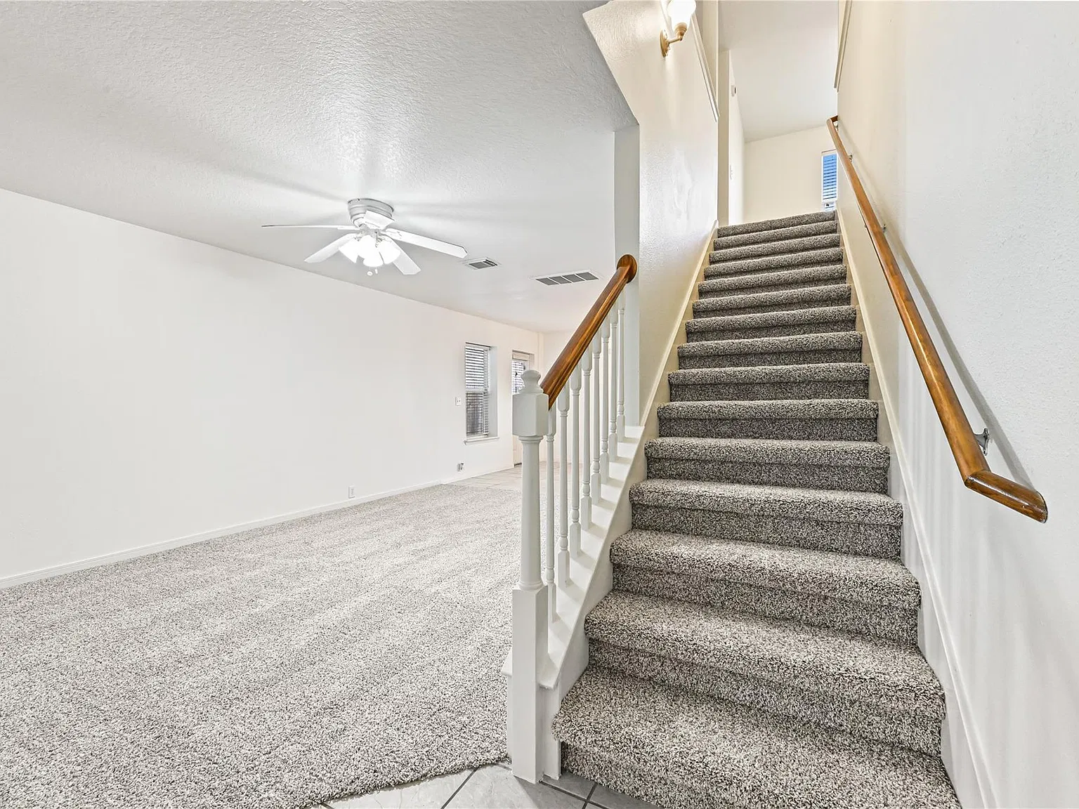 3 bed, 2.5 bath, 1910 sqft, $1,999 — Photo 3