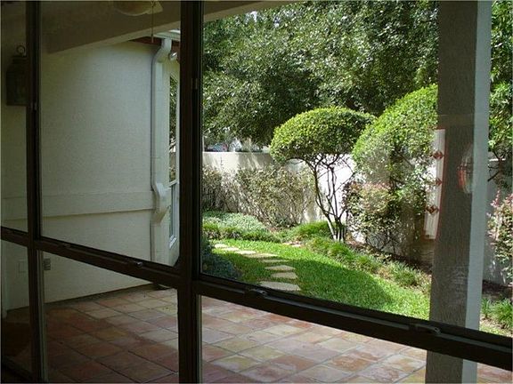 4th image of 2625 Rose Hill Dr