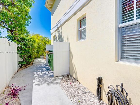 3rd image of 840 NE 14th Pl