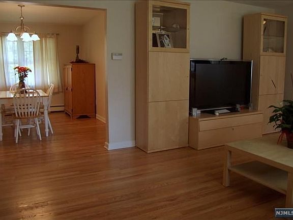 5th image of 7 Biscayne Dr