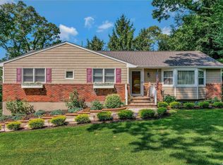 6 Somerset Ln, East Setauket, NY 11733