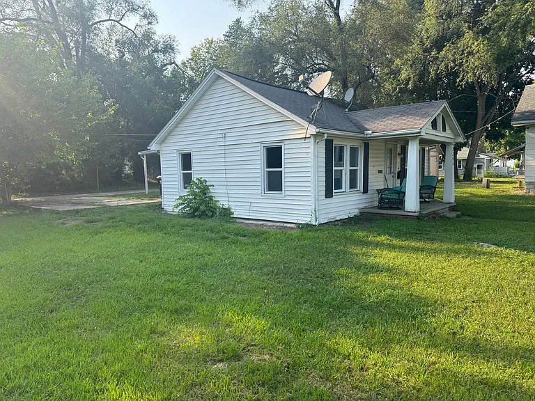 2305 N Ellis St — Photo 3