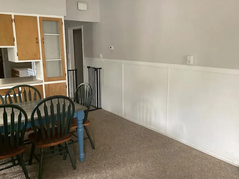 931 W Oak St — Photo 2