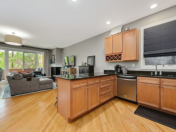 2nd image of 1816 W Belmont Ave APT 1