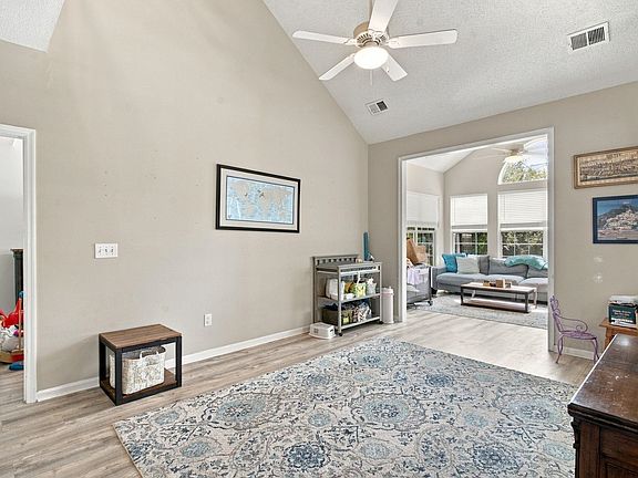 5th image of 423 Blackberry Ln.