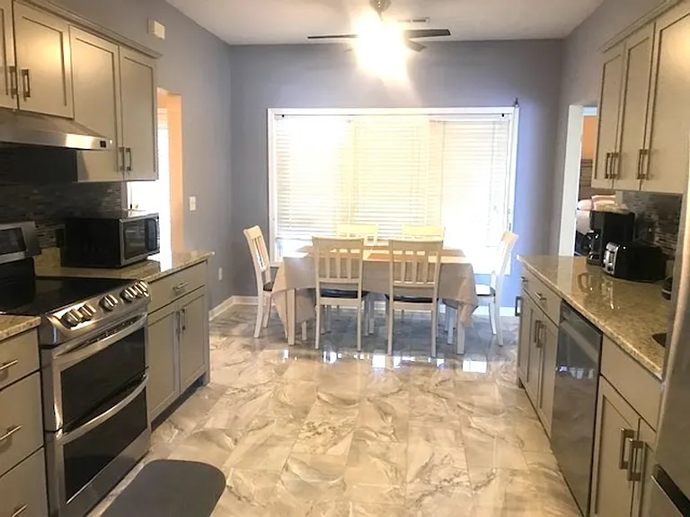 302 Caroline Cir — Photo 3