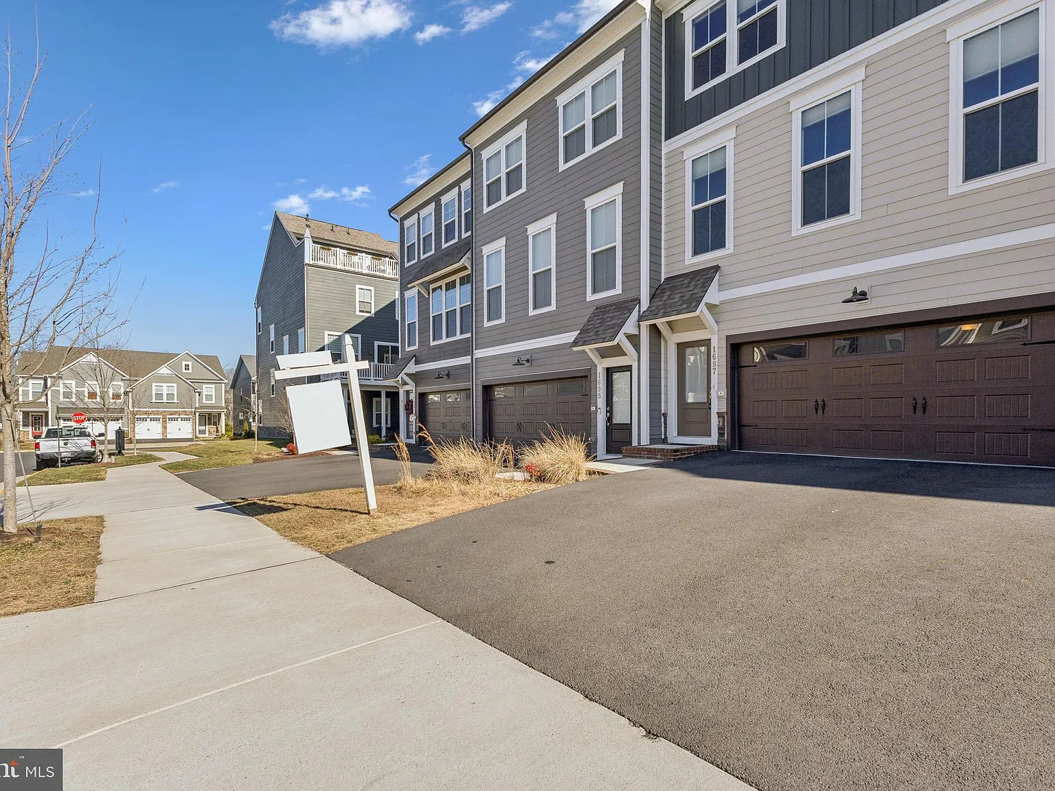 3 bed, 3.5 bath, 2300 sqft, $3,600 — Photo 2