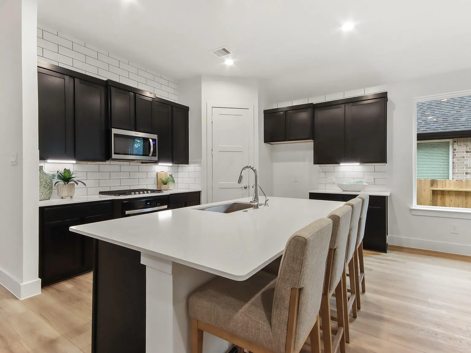 4 bed, 3.0 bath, 2267 sqft, $2,600 — Photo 2